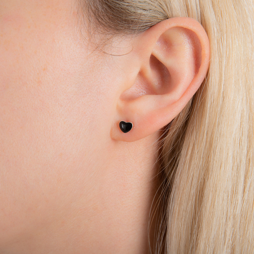 Boucles d'oreilles à tige en argent sterling avec cœur en émail noir