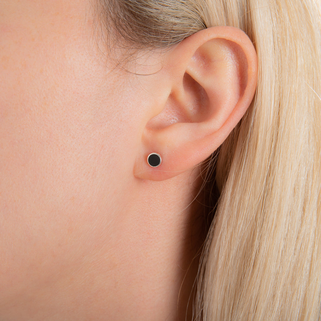 Boucles d'oreilles à tige minimalistes en argent sterling avec disque rond en émail noir