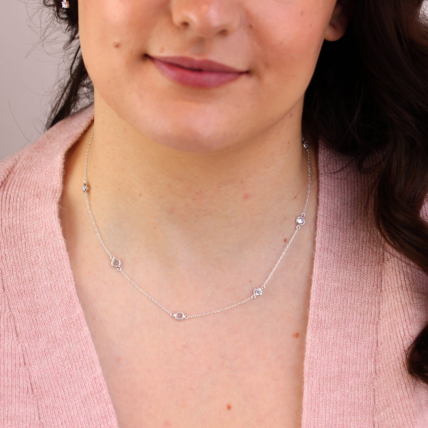 Collier en argent sterling avec plusieurs zircones cubiques transparents et pierres de naissance d'avril