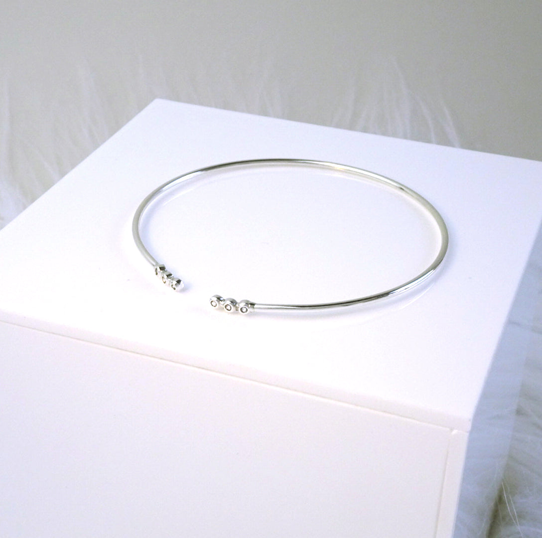 Bracelet manchette ouvert en argent sterling avec minuscules zircones cubiques ronds transparents
