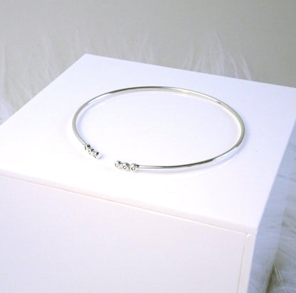 Bracelet manchette ouvert en argent sterling avec minuscules zircones cubiques ronds transparents