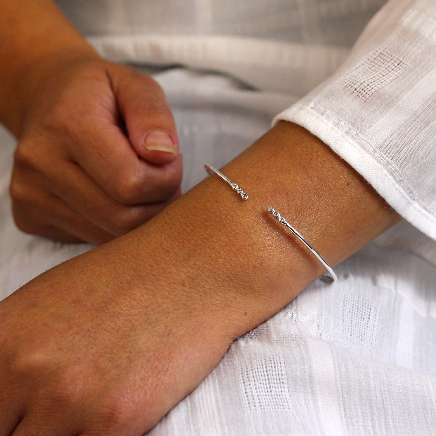 Bracelet manchette ouvert en argent sterling avec minuscules zircones cubiques ronds transparents