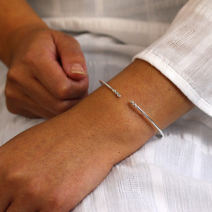 Bracelet manchette ouvert en argent sterling avec minuscules zircones cubiques ronds transparents