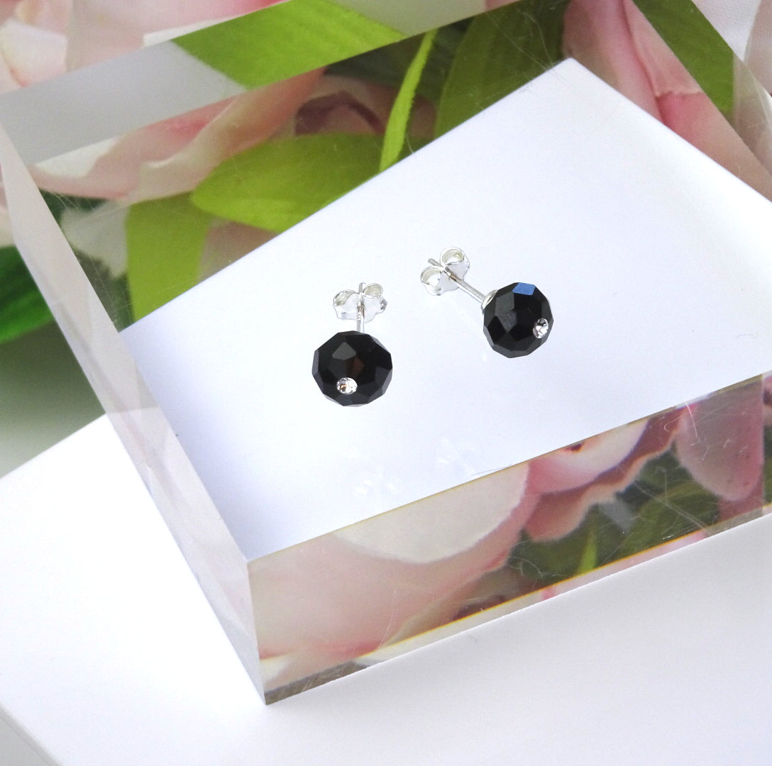 Boucles d'oreilles à tige en argent sterling et perles de cristal noir