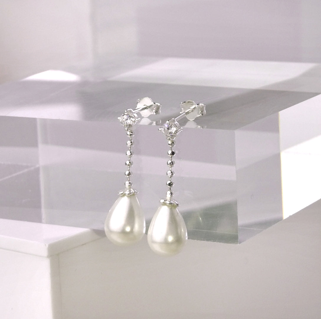 Boucles d'oreilles pendantes en argent sterling avec zircones cubiques transparents et perles synthétiques blanches en forme de larme