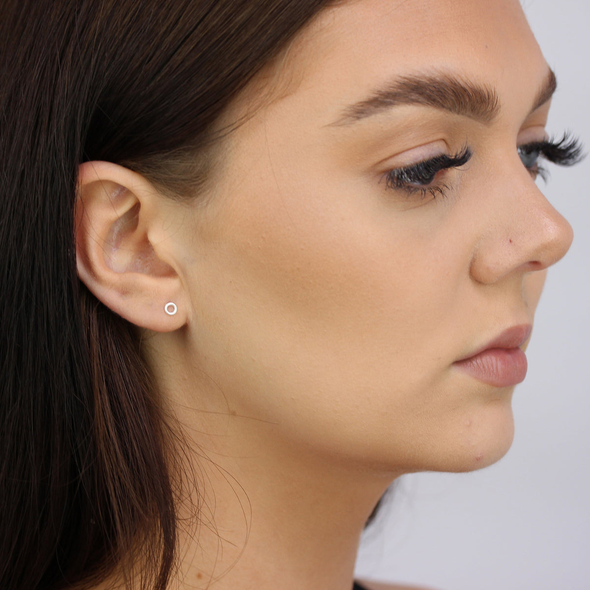 Boucles d'oreilles à tige en argent sterling 4 mm Karma Circle