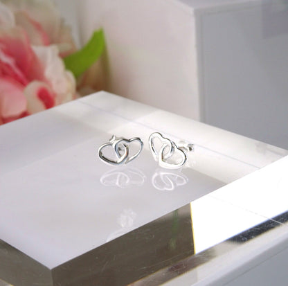 Boucles d'oreilles à tige en argent sterling avec double cœur entrelacé