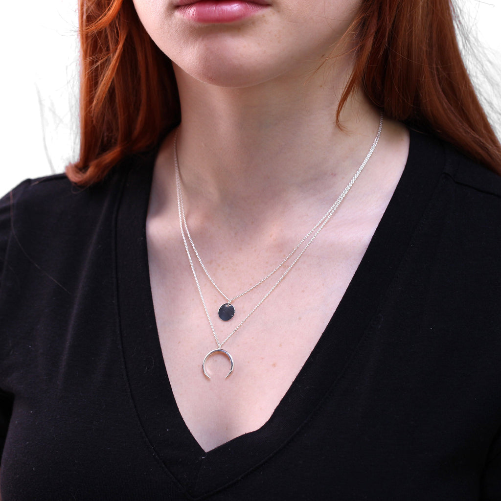 Collier avec pendentif croissant de corne à disque rond multicouche en argent sterling
