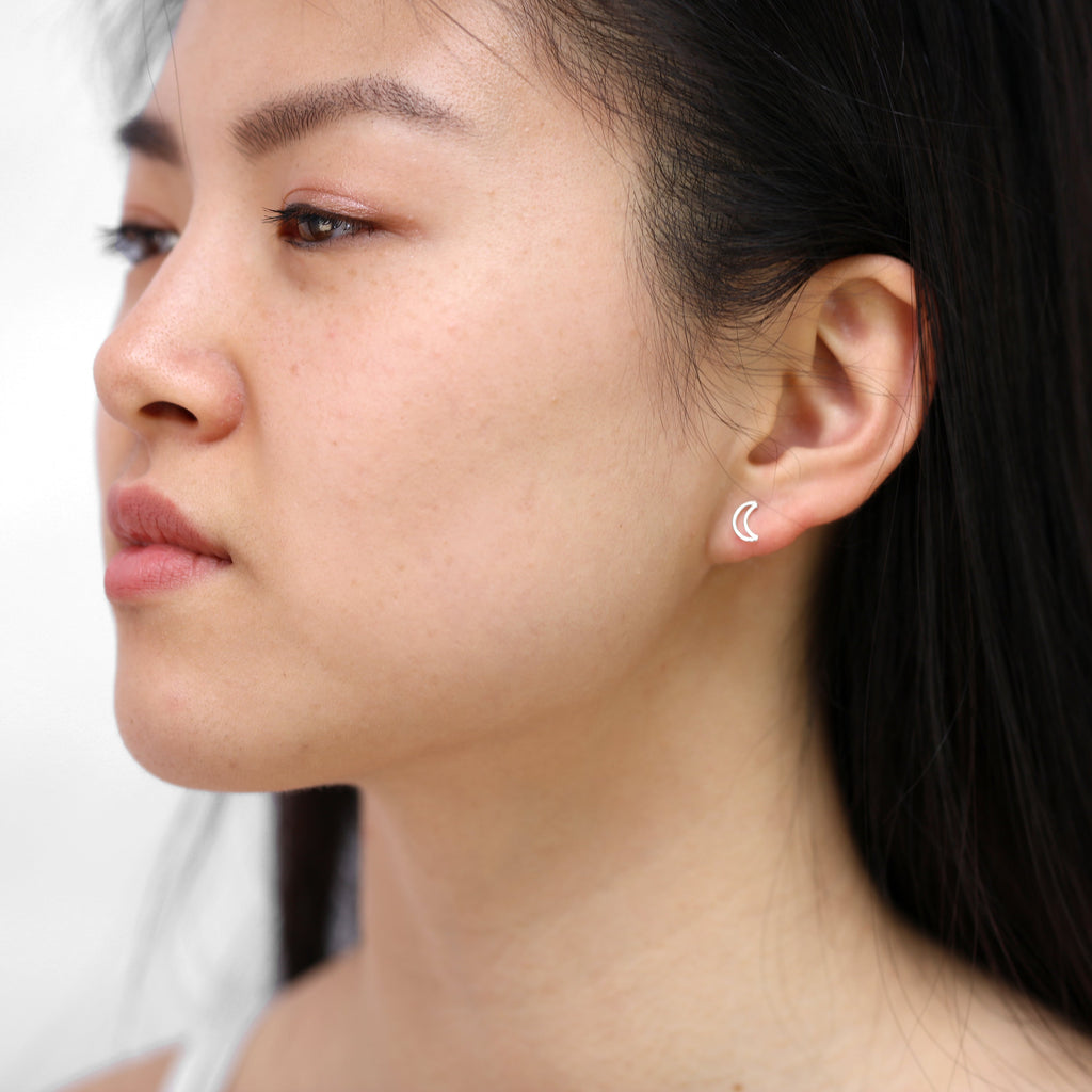 Boucles d'oreilles à tige en argent sterling avec contour en croissant de lune