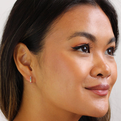 Boucles d'oreilles créoles en argent sterling et cristal arc-en-ciel