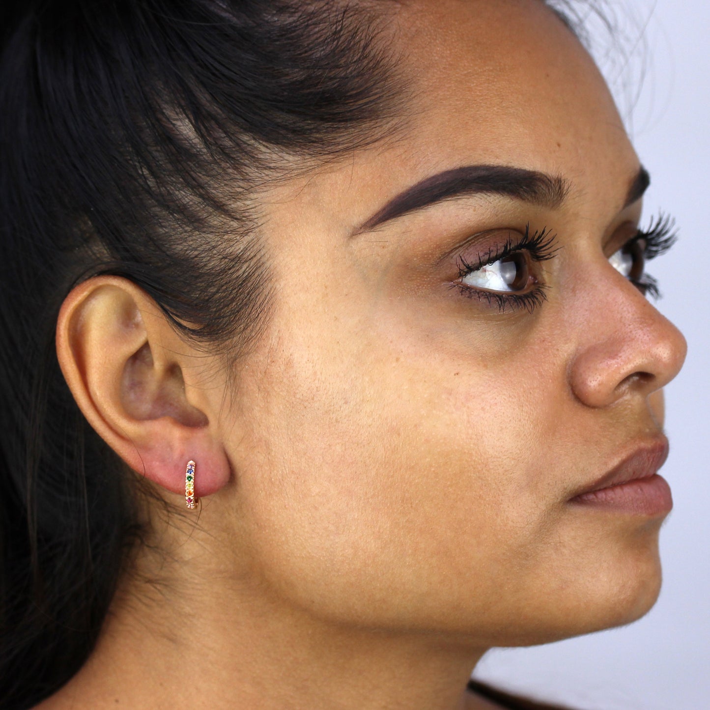 Boucles d'oreilles créoles en argent sterling plaqué or rose et cristal arc-en-ciel