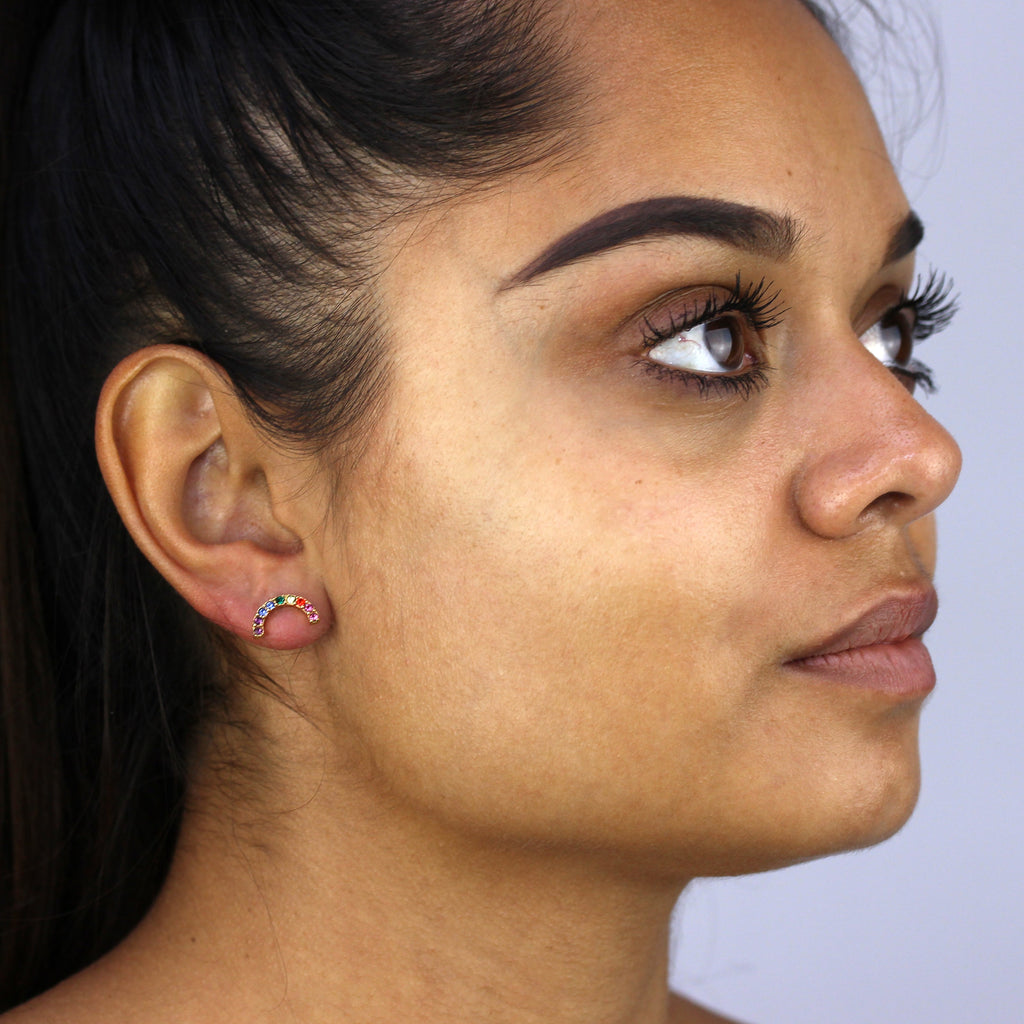 Boucles d'oreilles à tige arc-en-ciel en argent sterling plaqué or et cristal CZ