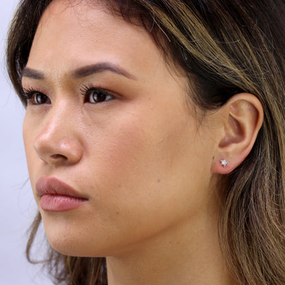 Boucles d'oreilles à tige en argent sterling et fausse opale blanche en forme d'étoile