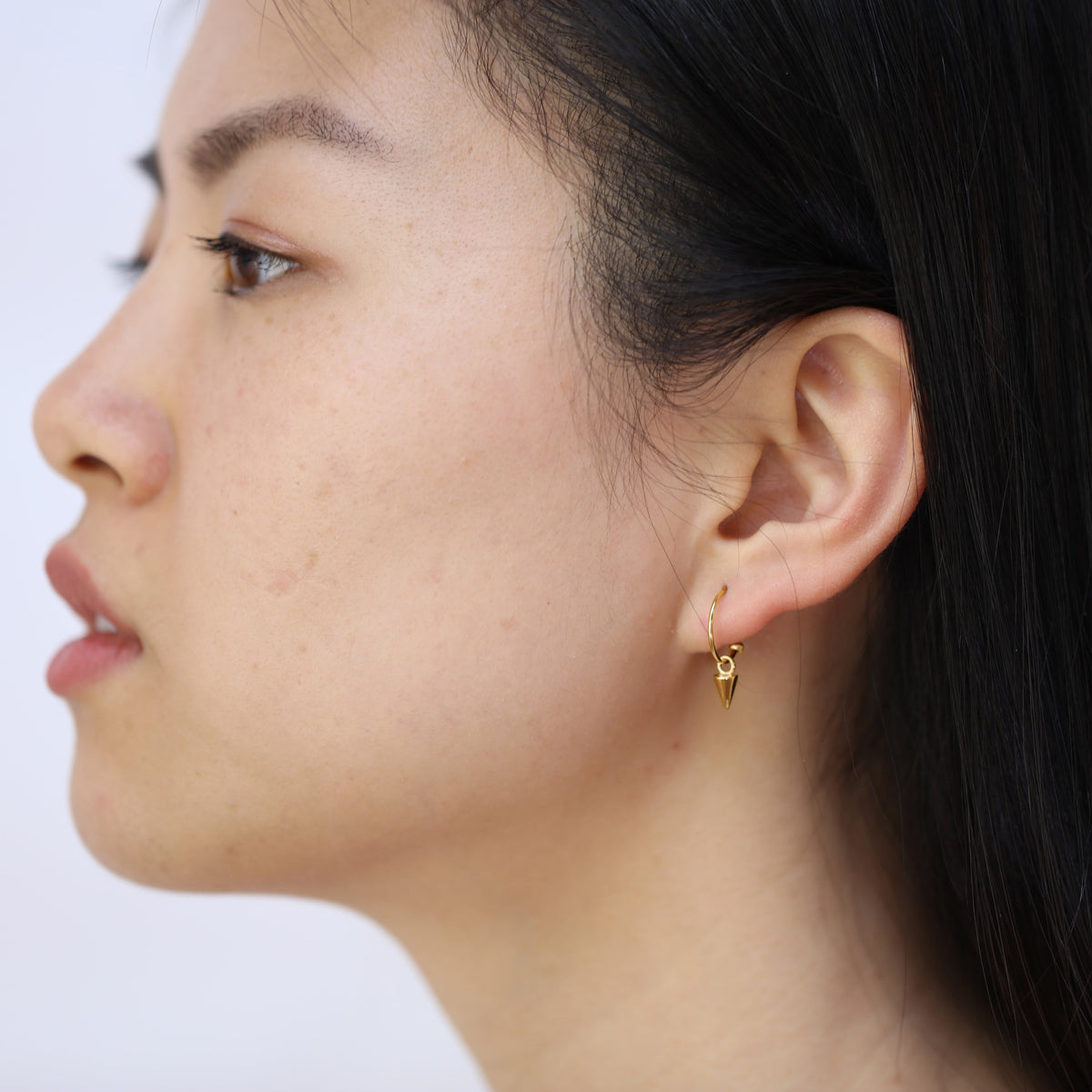 Boucles d'oreilles créoles ouvertes en argent sterling plaqué or avec breloques à pointes