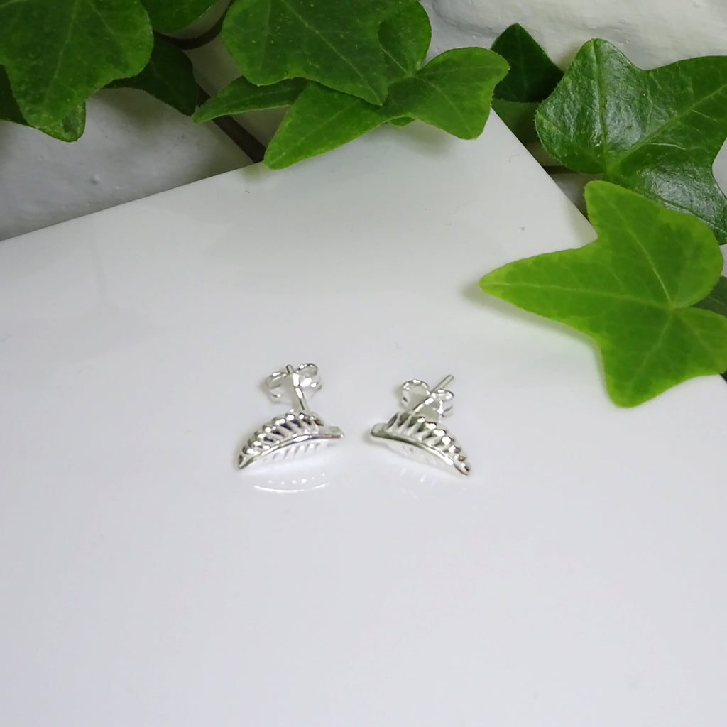 Boucles d'oreilles à tige en argent sterling avec feuilles