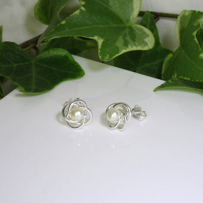 Boucles d'oreilles à tige en argent sterling avec nœud en fil de fer et perles synthétiques blanches