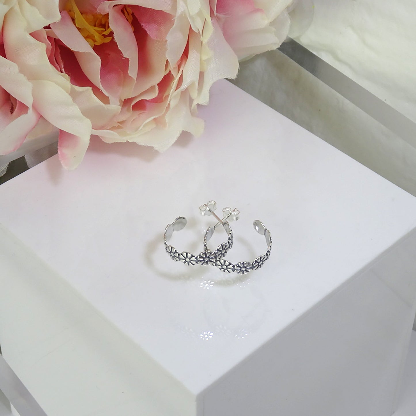 Boucles d'oreilles créoles ouvertes en argent sterling oxydé en forme de marguerite