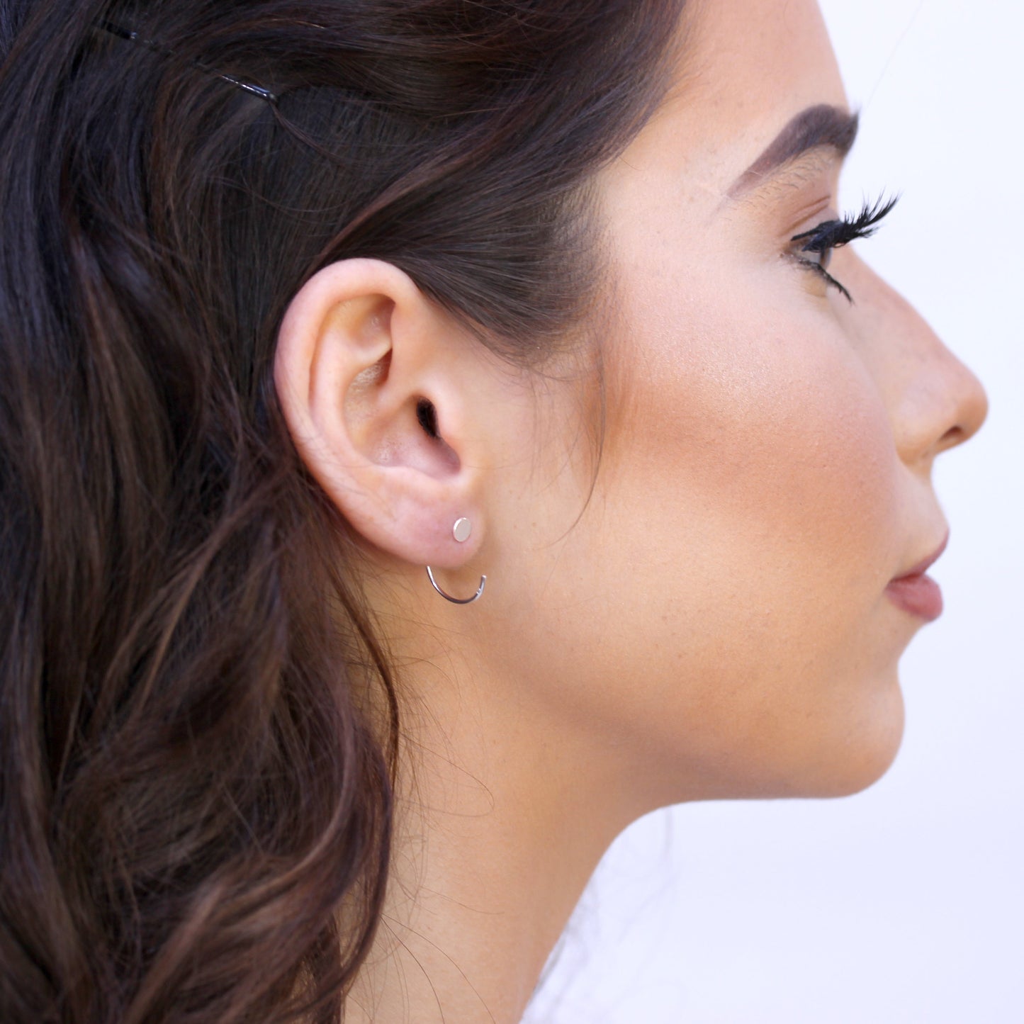 Boucles d'oreilles créoles ouvertes en argent sterling avec disque rond