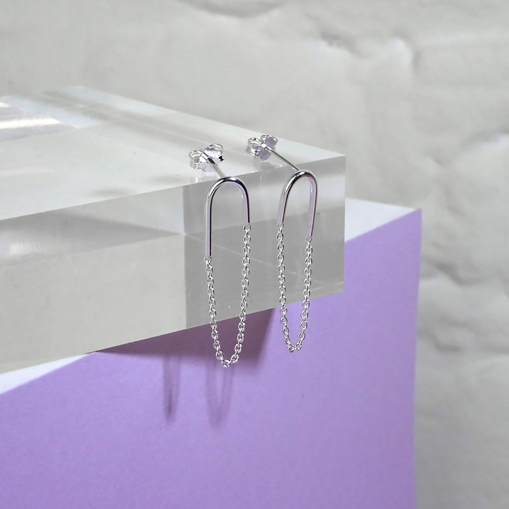 Boucles d'oreilles à tige en argent sterling avec barre incurvée