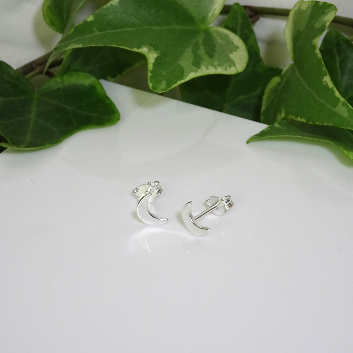 Petites boucles d'oreilles à tige en argent sterling en forme de croissant de lune