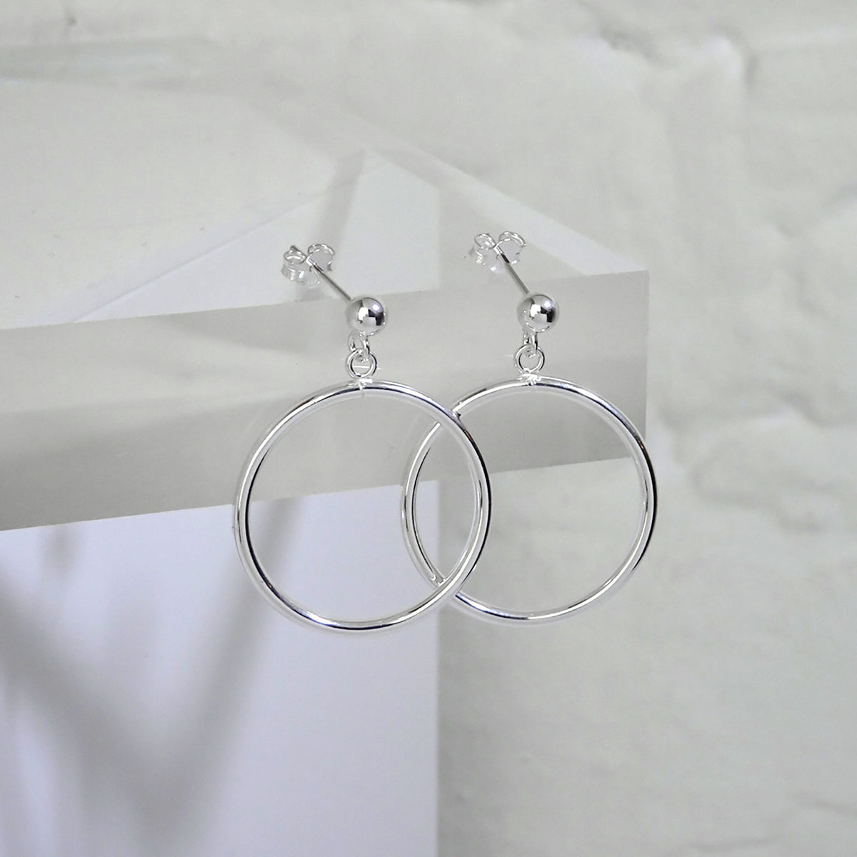Boucles d'oreilles pendantes à boules rondes en argent sterling