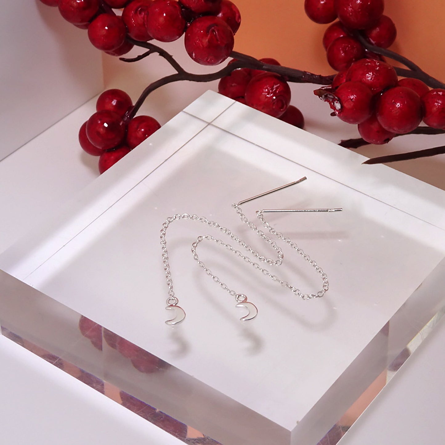Petites boucles d'oreilles à enfiler en argent sterling avec lune plate