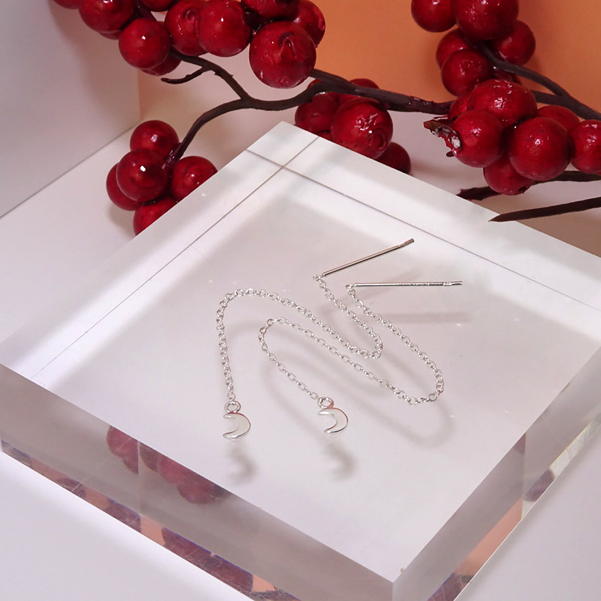 Petites boucles d'oreilles à enfiler en argent sterling avec lune plate
