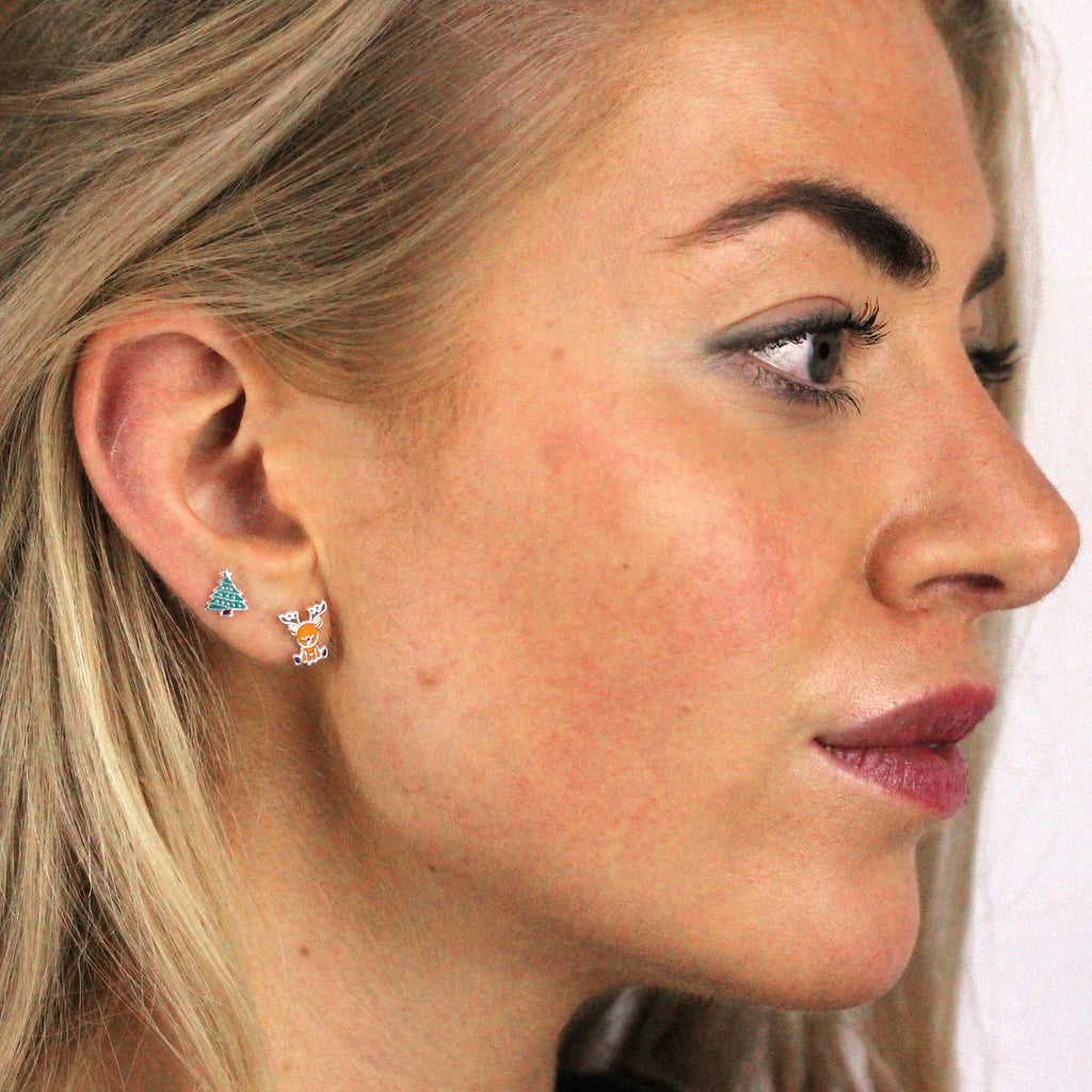 Clous d'oreilles en argent sterling en forme de renne et de sapin de Noël