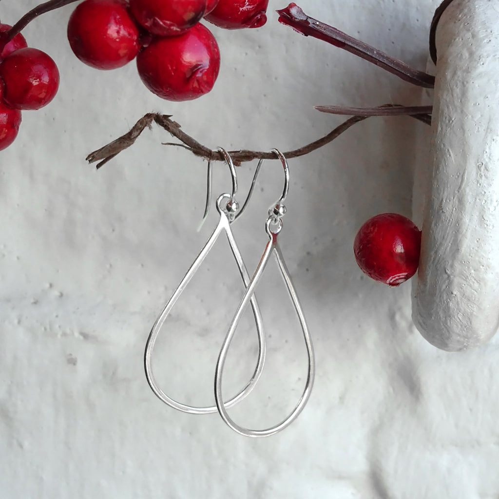 Boucles d'oreilles pendantes minimalistes en argent sterling en forme de larme