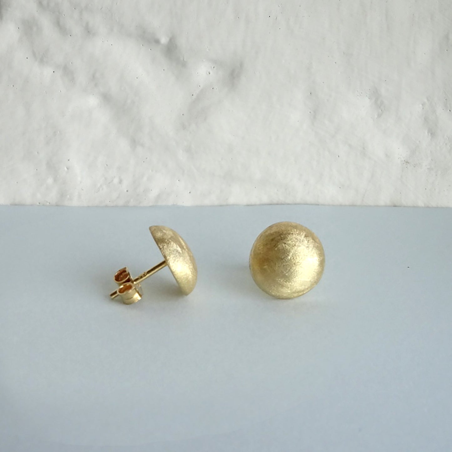 Boucles d'oreilles à tige en argent sterling plaqué or mat demi-boule