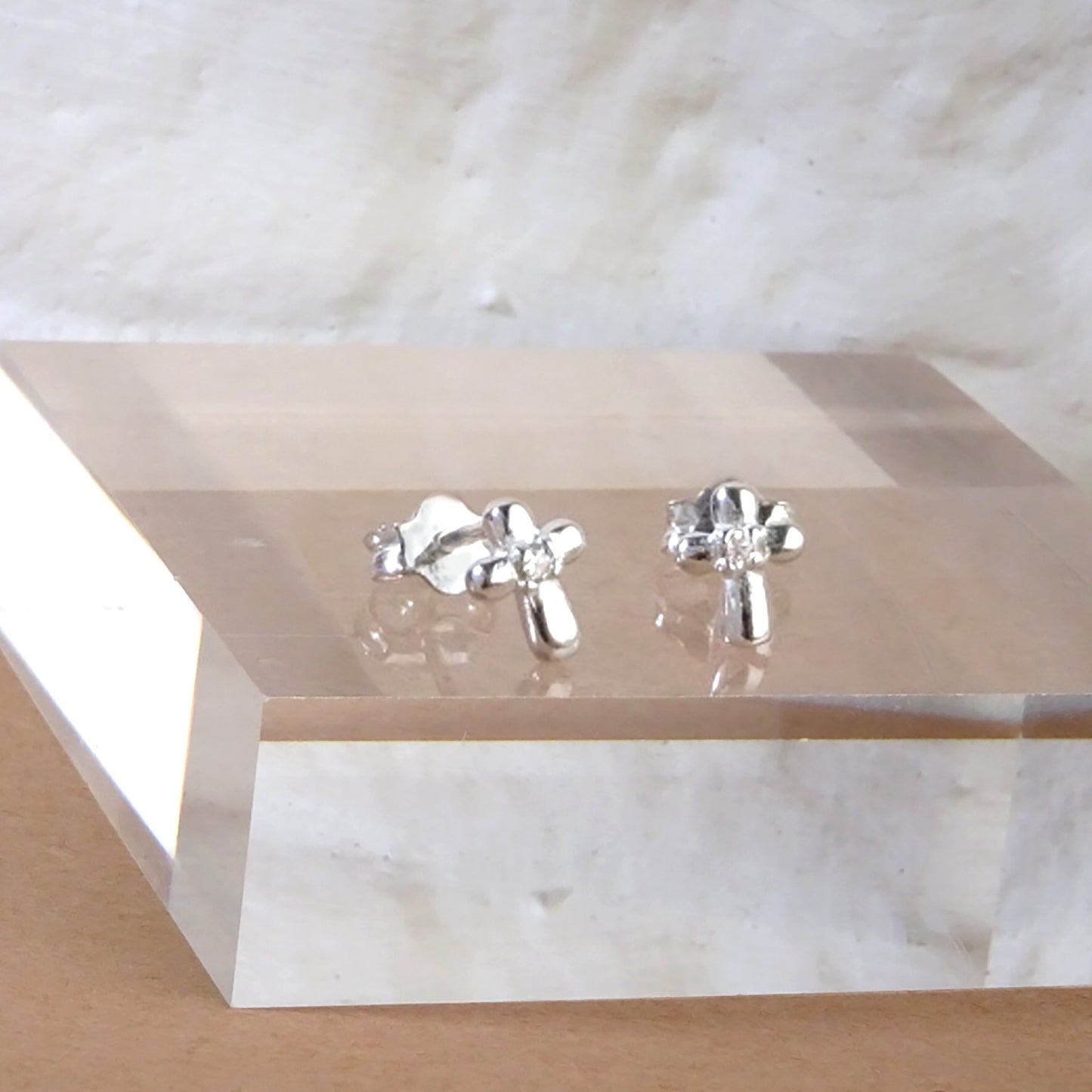 Boucles d'oreilles à tige en argent sterling avec petite croix et zircone cubique transparent
