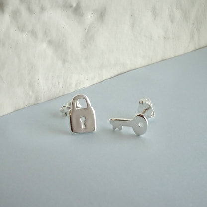 Boucles d'oreilles à tige en argent sterling avec cadenas à clé