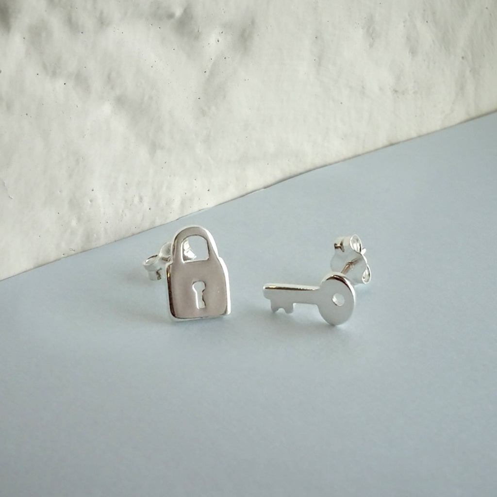 Boucles d'oreilles à tige en argent sterling avec cadenas à clé