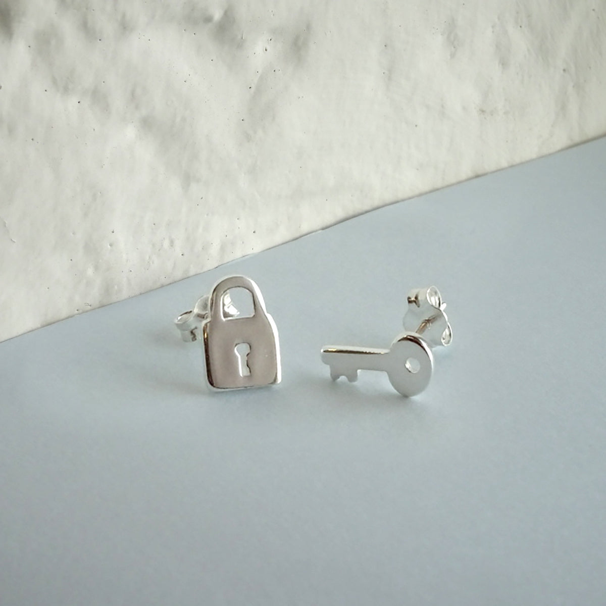 Boucles d'oreilles à tige en argent sterling avec cadenas à clé