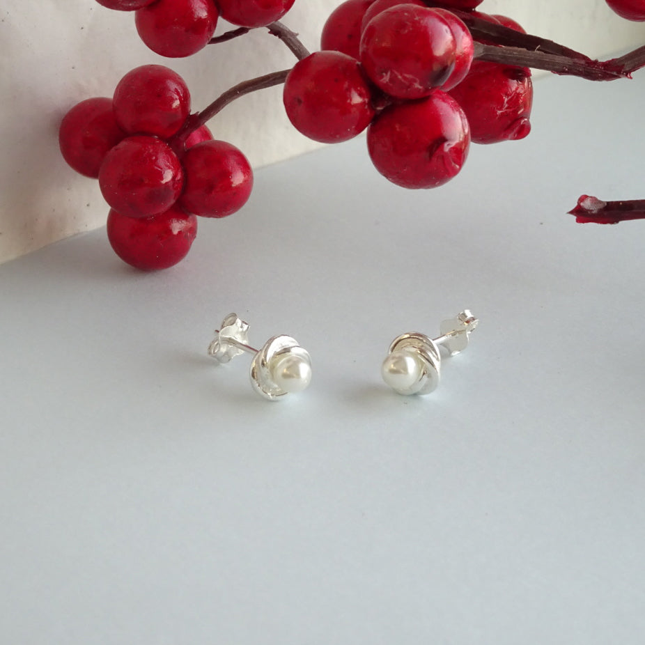 Boucles d'oreilles à tige en argent sterling avec nœud et perles synthétiques blanches