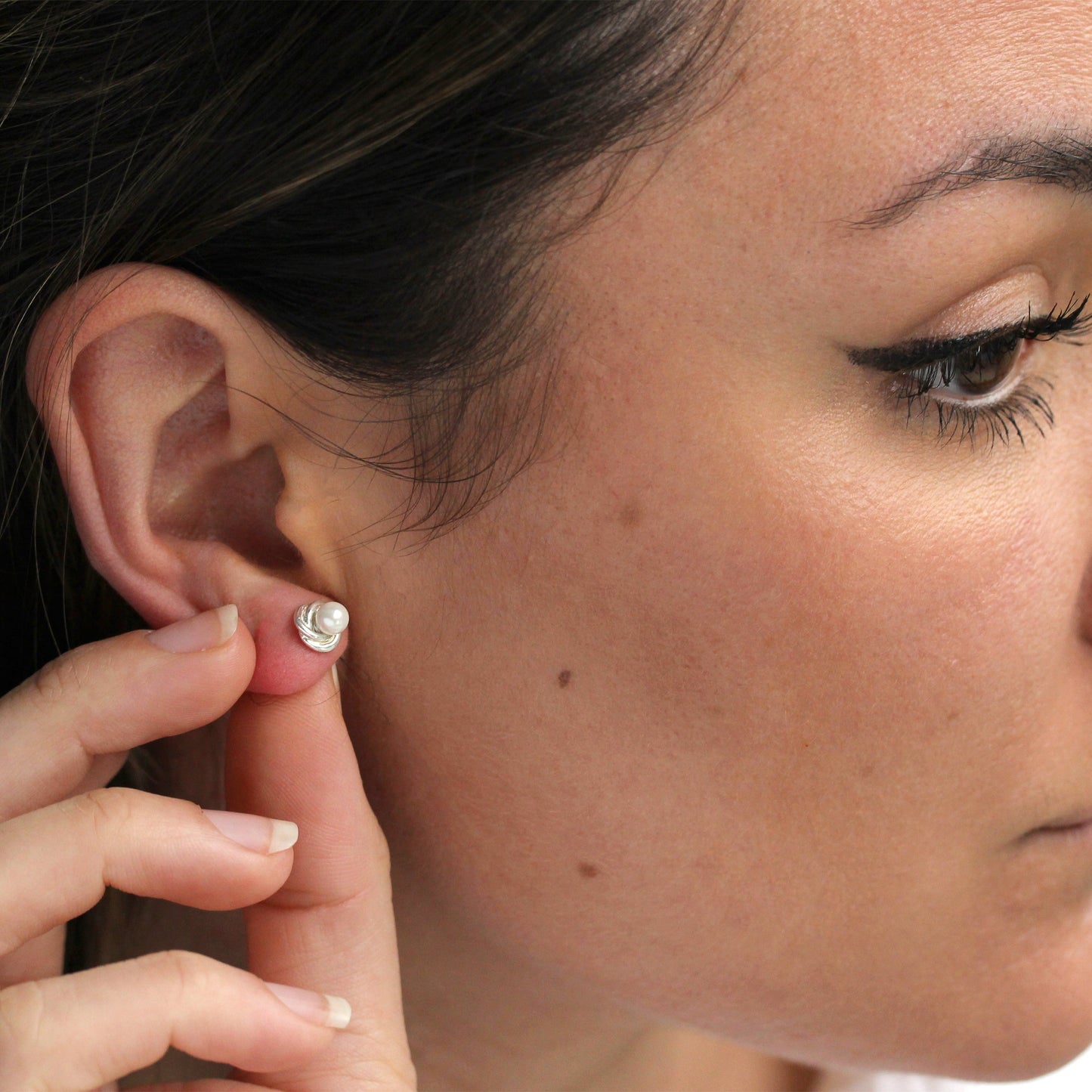 Boucles d'oreilles à tige en argent sterling avec nœud et perles synthétiques blanches