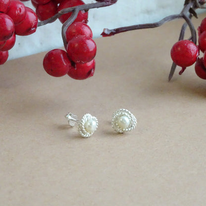 Boucles d'oreilles à tige en argent sterling et perles synthétiques blanches