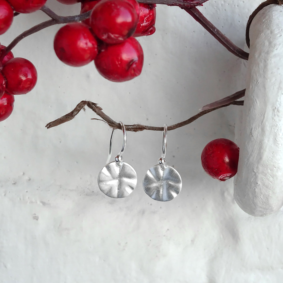 Boucles d'oreilles pendantes en argent sterling avec disque rond martelé