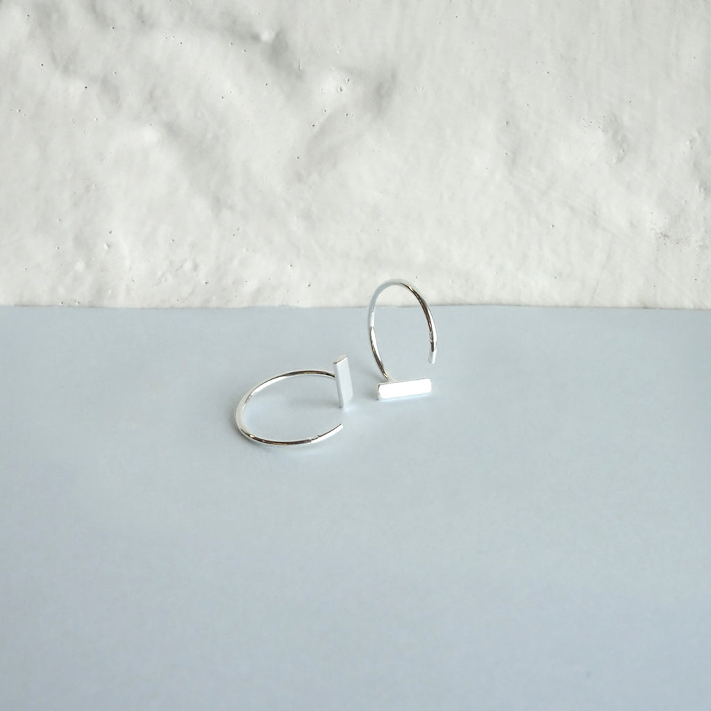 Boucles d'oreilles créoles ouvertes minimalistes en argent sterling avec barre rectangulaire plate
