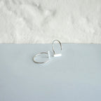 Boucles d'oreilles créoles ouvertes minimalistes en argent sterling avec barre rectangulaire plate