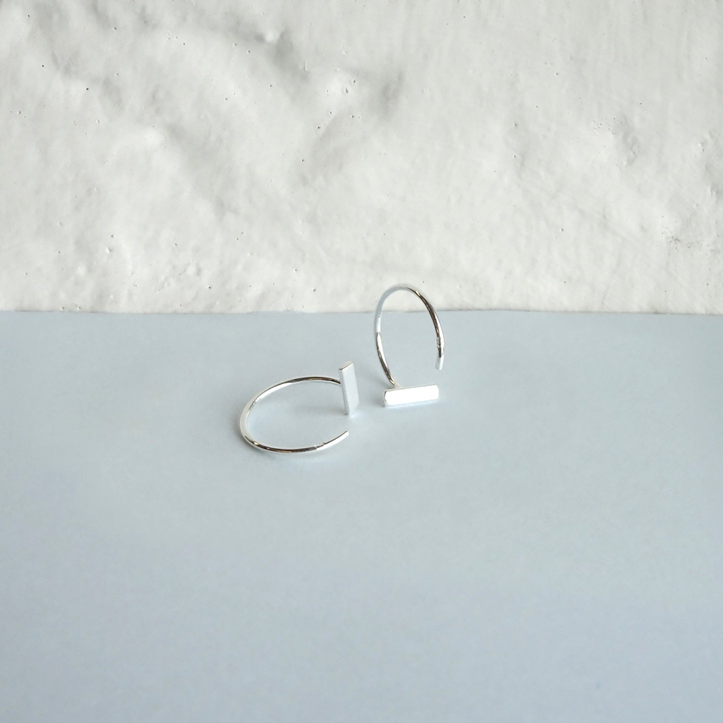 Boucles d'oreilles créoles ouvertes minimalistes en argent sterling avec barre rectangulaire plate