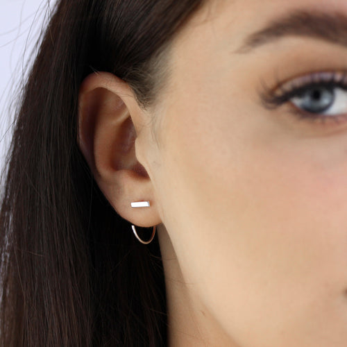 Boucles d'oreilles créoles ouvertes minimalistes en argent sterling avec barre rectangulaire plate