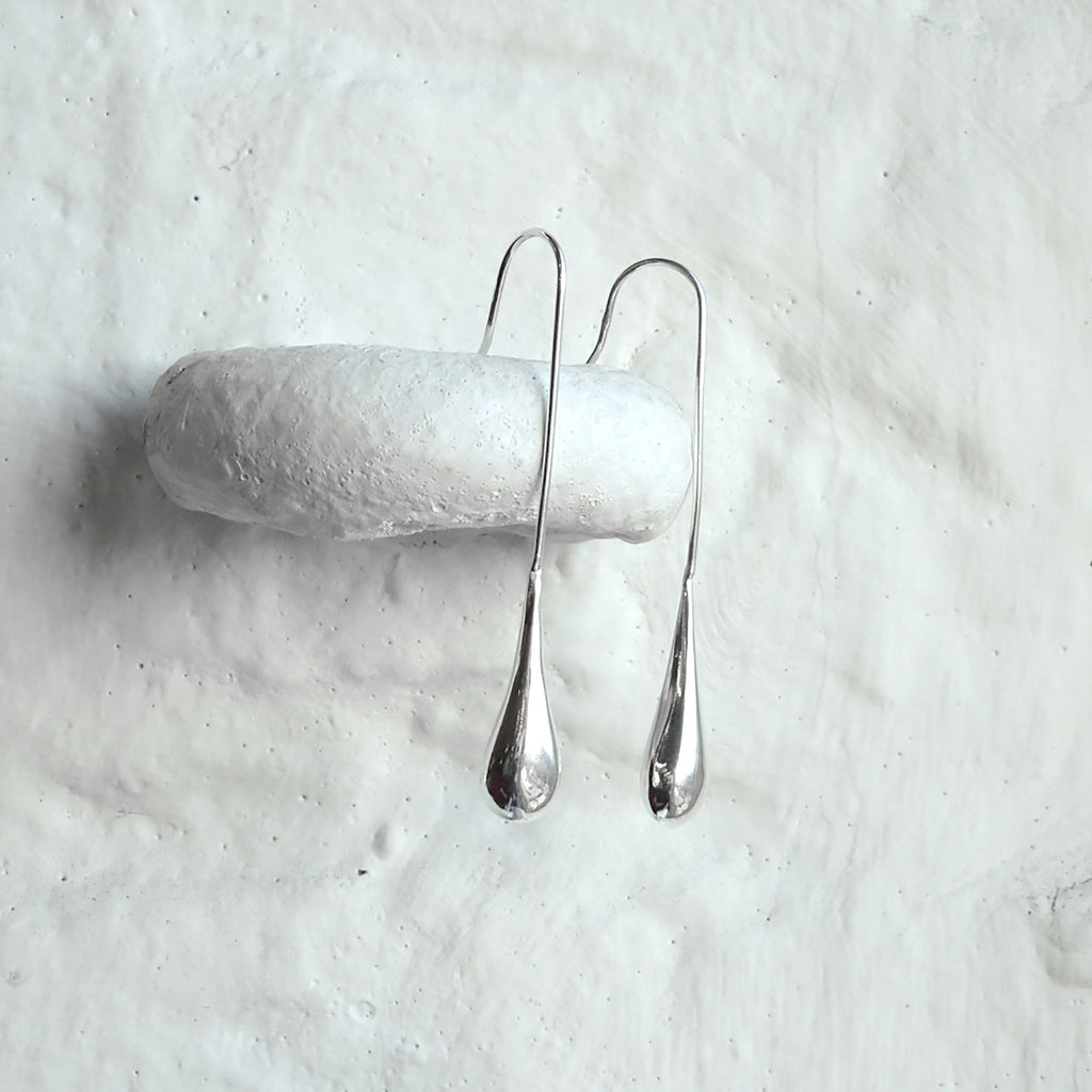Boucles d'oreilles pendantes minimalistes en argent sterling en forme de larme