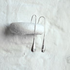Boucles d'oreilles pendantes minimalistes en argent sterling en forme de larme