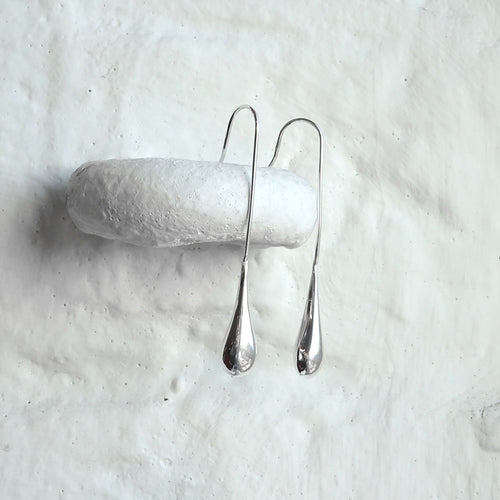 Boucles d'oreilles pendantes minimalistes en argent sterling en forme de larme