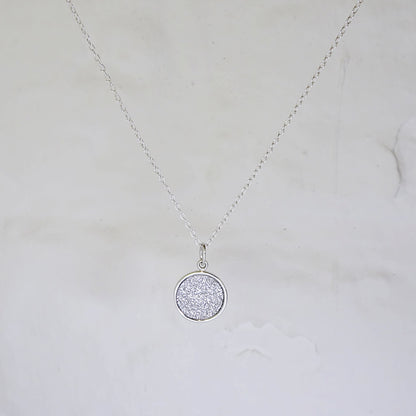 Collier avec pendentif en forme de disque rond givré en argent sterling