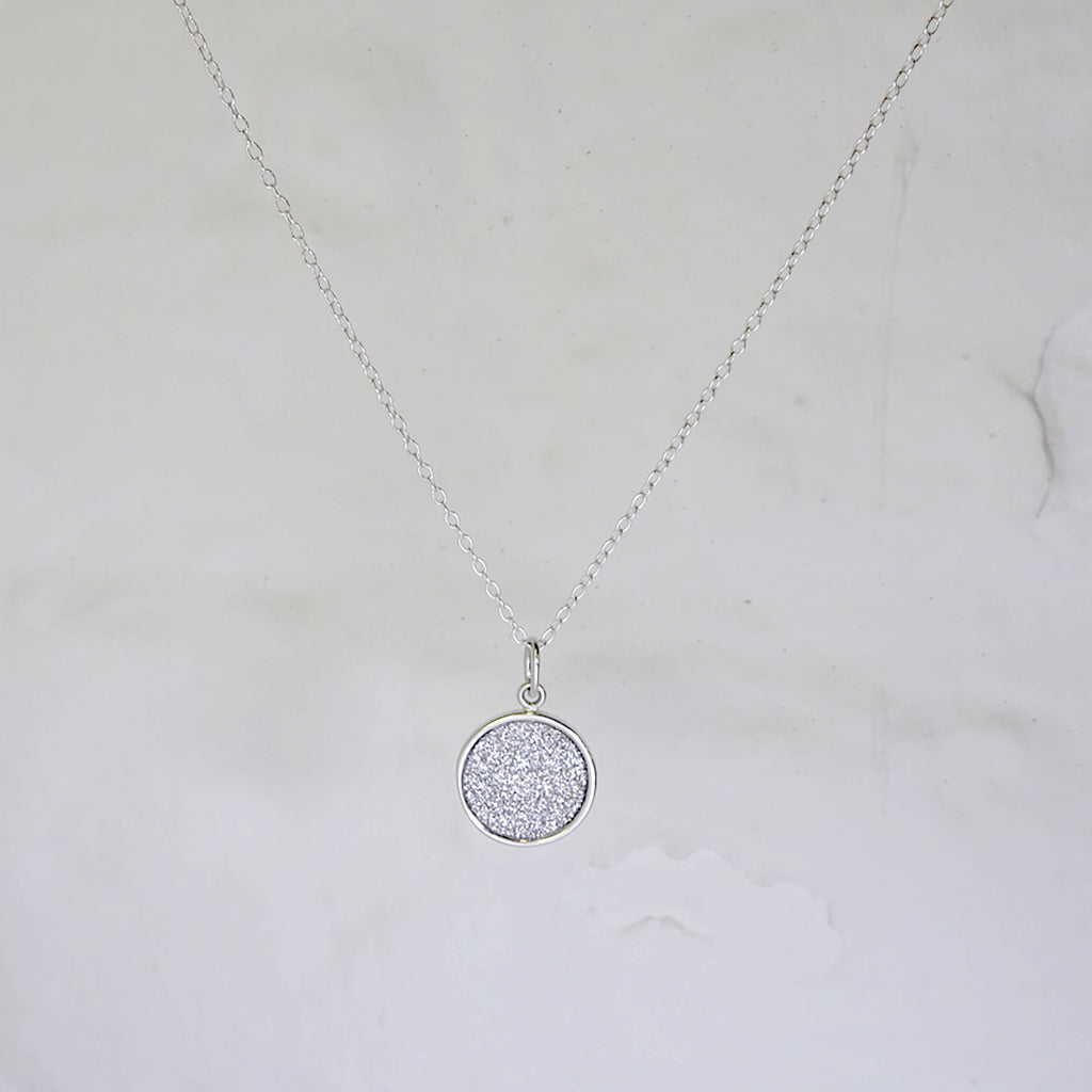 Collier avec pendentif en forme de disque rond givré en argent sterling
