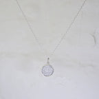 Collier avec pendentif en forme de disque rond givré en argent sterling