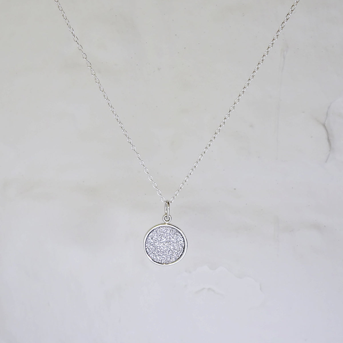 Collier avec pendentif en forme de disque rond givré en argent sterling