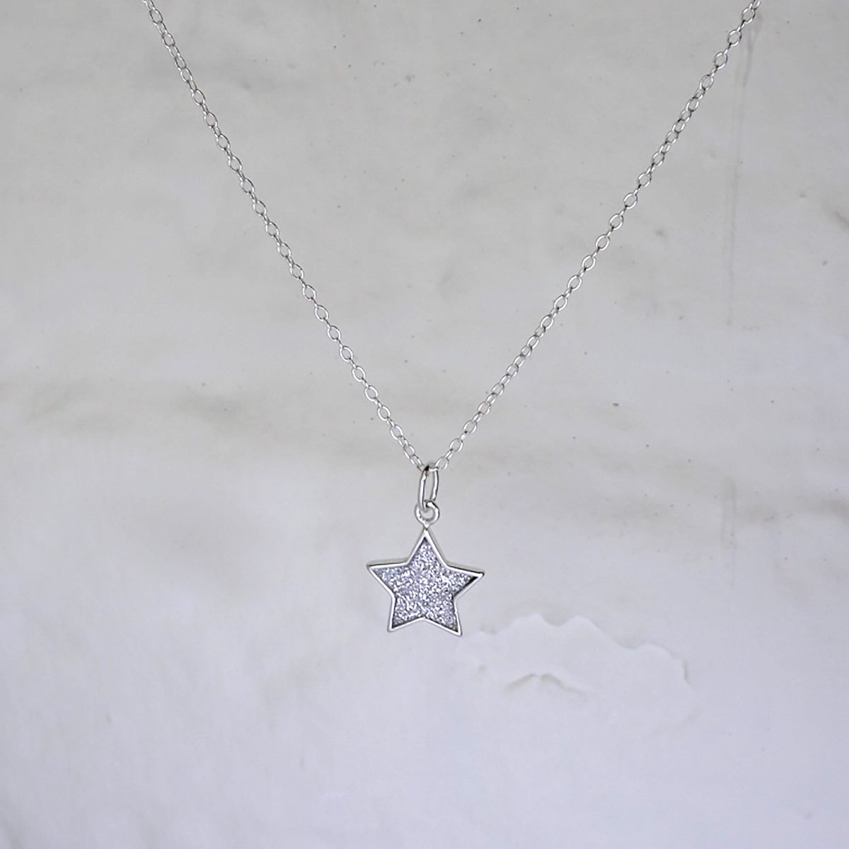 Collier avec pendentif étoile givrée en argent sterling